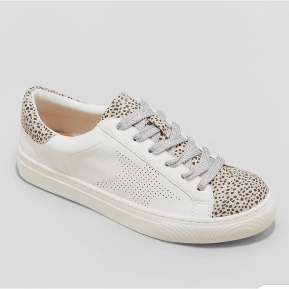 Universal thread star sneaker with leopard print and silver laces